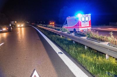 Remshalden: Fahrzeugfuehrerin kracht auf B29 in Leitplanke, steigt aus und wird von Elektrofahrzeug erfasst